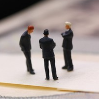 無線機はスマートフォンなどの電話とは違って多人数とやり取りが出来ます